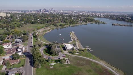 Una-Toma-De-Drones-De-Alto-Vuelo-En-4k-Del-Lago-Sloan,-El-Lago-Más-Grande-De-La-Ciudad-De-Denver,-Colorado,-Y-Hogar-Del-Segundo-Parque-Más-Grande-De-La-Ciudad,-Y-Una-Gran-Variedad-De-Actividades-Al-Aire-Libre.