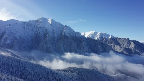 Majestuosas-Montañas-Bucegi-Con-El-Pico-Bucsoiu-Cubierto-De-Nieve-Bajo-Un-Cielo-Azul