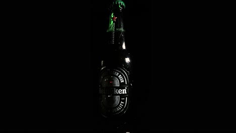 Heineken-Bierflasche-360-Grad-Rotation-Auf-Schwarzem-Hintergrund-Erschossen