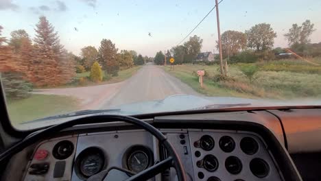 POV-Conduciendo-Un-Viejo-Camión-Volquete-Por-Un-Camino-De-Tierra-Lleno-De-Baches-En-La-América-Rural