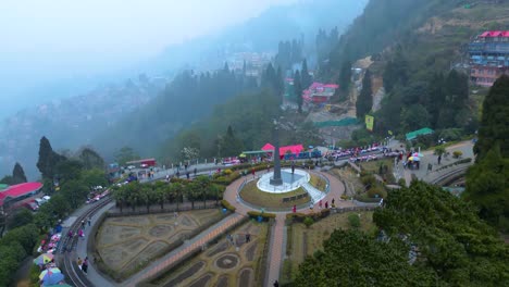 Darjeeling-Landschaft-Teegarten-Und-Batasia-Loop-Darjeeling-Luftaufnahme-Und-Spielzeugeisenbahn-Darjeeling