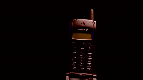 Teléfono-Móvil-Ericsson-T10sc-Con-Pantalla-Giratoria-En-Fondo-Negro