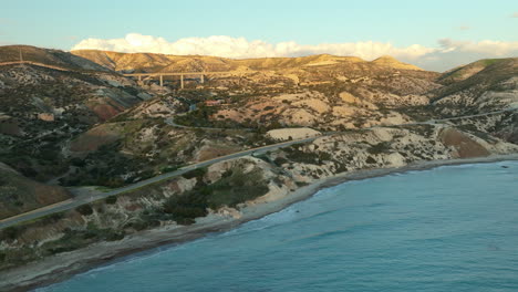 Straße-Von-Paphos-Nach-Limassola-Entlang-Der-Kieselstrandküste-Zyperns-Mit-Blick-Auf-Einsame-Berge-Bei-Sonnenuntergang