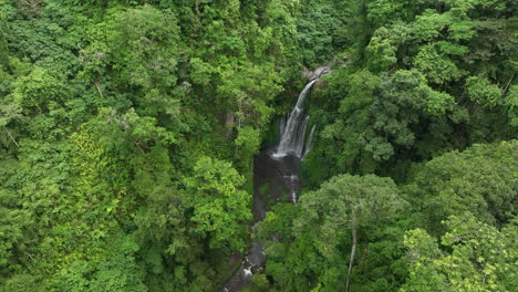 Vista-De-La-Cascada-Tiu-Kelep-Desde-Arriba-En-La-Isla-De-Lombok,-Indonesia