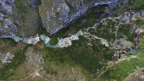 Increíble-Toma-Grande-Con-Drone-4k-Desde-La-Zona-De-Los-Andes-En-Ayacucho-Perú,-Del-Famoso-Lago-Turquesa-Millpu-Ubicado-Entre-Montañas