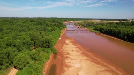 Luftaufnahmen-Eines-Weißen-Lastwagens,-Der-Im-Schlamm-Auf-Dem-Red-River-In-Texas-Feststeckt