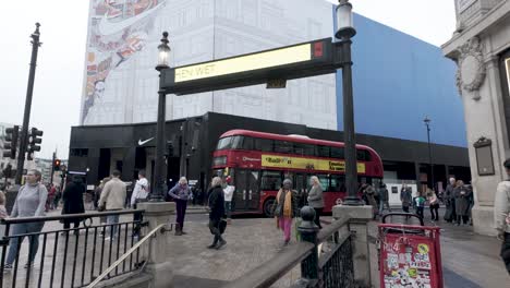 Fußgänger-Pendler-Eingangstreppe-Zur-U-Bahn-Station-Oxford-Street