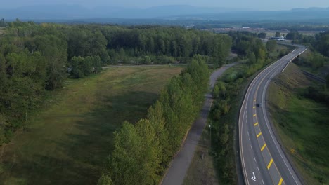 Vista-Aérea-Sobre-El-Sitio-De-Picnic-De-Northwood-A-Lo-Largo-De-La-Autopista-Yellowhead-En-Houston-Con-Vistas-Panorámicas-Del-Bosque-Alpino