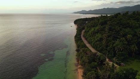 Mamangal-Strand-Mit-üppigem-Grün-In-Virac,-Catanduanes-Bei-Sonnenuntergang,-Luftaufnahme