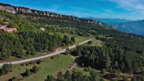 El-Coche-Rojo-Se-Detuvo-En-La-Intersección-De-Dos-Carreteras-En-Medio-De-Las-Montañas,-Cataluña.