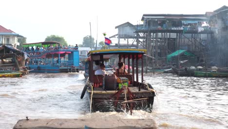 Im-Dorf-Kampong-Phluk-Schlängeln-Sich-Motorboote-Zwischen-Pfahlhäusern-Hindurch-Und-Schaffen-Eine-Malerische-Szene,-Die-Den-Einzigartigen-Charme-Und-Lebensstil-Dieser-Gemeinde-Am-Wasser-Verkörpert.