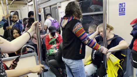 Alltäglicher-Transit-In-Der-U-Bahn,-Der-Die-Kollektive-Müdigkeit-Und-Erschöpfung-Einfängt,-Die-Sich-In-Den-Gesichtern-Der-Pendler-Abzeichnet