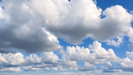 Cloudscape-Rodando-En-El-Cielo-Azul-Sobre-Toronto,-Ontario,-Canadá