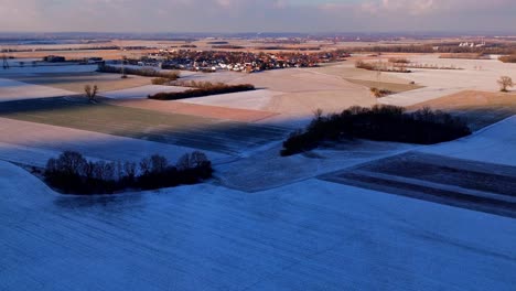 Die-Dämmerung-Senkt-Sich-über-Die-Schneebedeckte-Ländliche-Landschaft-Mit-Dem-Entfernten-Dorf