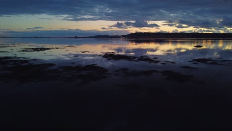 Impresionante-Vista-Aérea-De-La-Laguna-En-Sant&#39;antioco,-Sur-De-Cerdeña,-Plataforma-Rodante