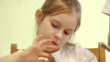 Children-learn-handicrafts-at-school.-School-craft-lesson