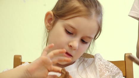 Kinder-Lernen-Handarbeiten-In-Der-Schule.-Bastelstunde-In-Der-Schule