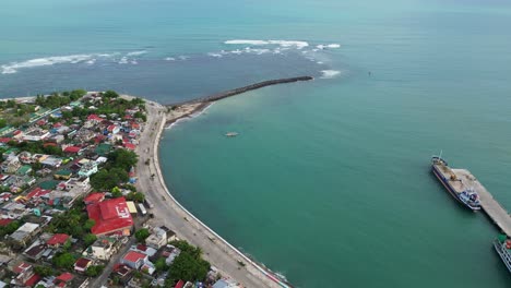 Virac-Innenstadt-In-Catanduanes,-Philippinen-Mit-Küste,-Pier-Und-Booten,-Luftbild