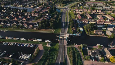 Una-Zona-Suburbana-Con-Casas,-Carreteras,-Canales-Y-Puerto-Deportivo-Durante-El-Día,-Comunidad-Vibrante,-Vista-Aérea