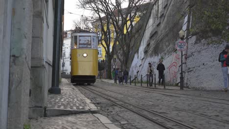 Tramway-going-down-Calçada-da-Gloria-in-Barrio-Alto,-Lisbon