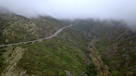 Santa-Monica-Mountains-In-Malibu,-Kalifornien,-Mit-Verkehr-Auf-Der-Straße-Und-Drohnenvideo-Von-Vorwärts-Und-Abwärts