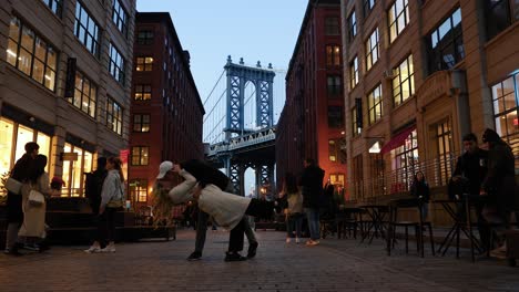 Couple-Romantically-Dip-In-New-York-City,-Slow-Motion