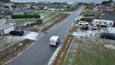 Camión-De-Reparto-Usps-Haciendo-Una-Parada-En-La-Nieve,-Barrio-Rural