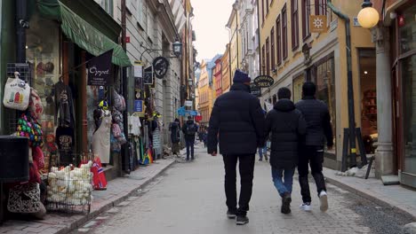 Escena-Callejera-De-Västerlånggatan-En-El-Casco-Antiguo-De-Estocolmo,-Con-Peatones-Y-Tiendas