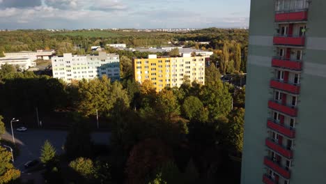 Ciudad-De-Ostrava,-República-Checa---Una-Escena-De-Vehículos-Y-Estructuras-En-La-Ciudad-En-Medio-De-La-Temporada-De-Otoño---Drones-Volando-Hacia-Adelante