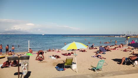 Panoramaaufnahme-Von-Menschen,-Die-Im-Sommer-In-Antibes-Am-Strand-Sonnenbaden-Und-Spazieren-Gehen