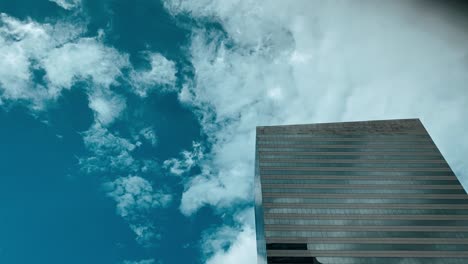 Edificio-Reflejado-Con-Nubes-Pasando-Rápidamente