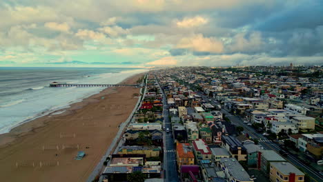 Luftaufnahme-Der-Tosenden-Wellen-Am-Manhattan-Beach-An-Einem-Bewölkten-Tag-In-Kalifornien