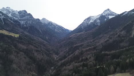 Vista-Aérea-Del-Paisaje-Montañoso-Con-Montañas-Cubiertas-De-Nieve-Y-Bosques-En-Invierno,-Austria,-Vídeo-De-4k-30-Fps