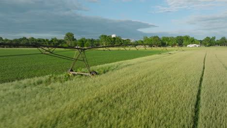 Grüne-Felder-Unter-Blauem-Himmel-In-Dardanelle,-Arkansas,-Zeigen-Ländliche-Schönheit-Und-Landwirtschaft,-Luftaufnahme