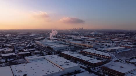 Vista-Industrial-Del-Invierno-Con-Los-Rascacielos-Del-Centro-Al-Fondo.