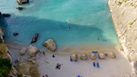 Luftaufnahme-Des-Strandes-Xigia-Mit-Türkisfarbenem-Wasser,-Touristen-Und-Sandstrand,-Zakynthos,-Griechenland