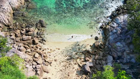 Frau-Erkundet-Einsamen-Traumstrand-Auf-Der-Insel