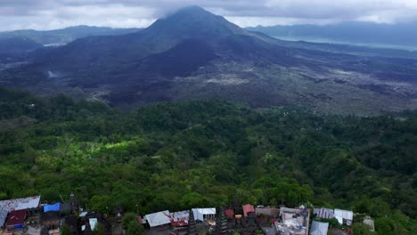 Revelando-El-Monte-Batur-Alcanzando-Las-Nubes-Y-El-Templo-Hindú-En-La-Aldea-De-Kintamani---Bali,-Indonesia