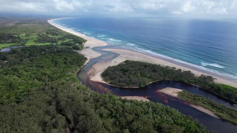 Panoramablick-Auf-Den-Strand-Und-Den-Creek-Von-Ownil-In-Byron-Bay,-NSW,-Australien-–-Drohnenaufnahme