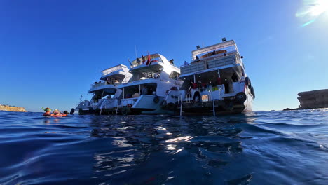 Yates-Anclados-En-Aguas-Cristalinas-Cerca-De-Sharm-El-Sheikh,-Egipto,-Bajo-Un-Cielo-Soleado