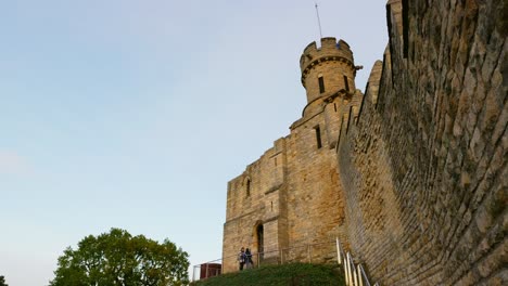 Sonnenuntergang-Blick-Auf-Das-Innengelände-Des-Berühmten-Lincoln-Castle