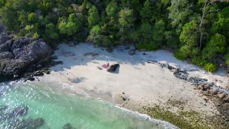 Rocas-Solitaria-Playa-De-Arena-Isla-De-Koh-Lipe-Tailandia