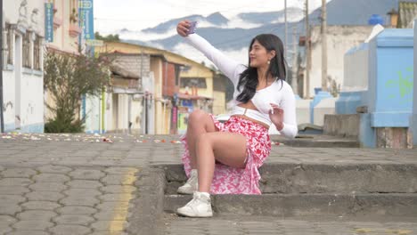 Selfie-Eines-Latina-Mädchens-Auf-Einer-Landstraße-Mit-Wunderschönem-Berghintergrund-In-Der-Stadt-Machachi,-Provinz-Pichincha,-Ecuador