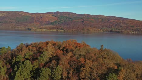 Vistas-Panorámicas-Aéreas-Orbitales-Del-Lago-Lock-Lamond-Durante-El-Otoño-En-Escocia