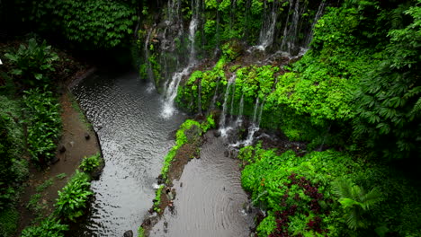 Cascada-Y-Piscina-Natural-De-Banyu-Wana-Amertha,-Bali-En-Indonesia