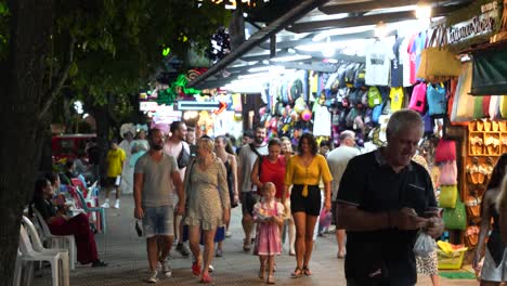 Menschen,-Die-Nachts-Durch-Den-Strandmarkt-Von-Krabi-Und-Ao-Nang-Laufen
