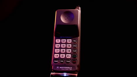 Großes-Motorola-Pocket-Classic-1100-Mobiltelefon-Aus-Den-90er-Jahren,-Das-Sich-Aus-Nächster-Nähe-Dreht