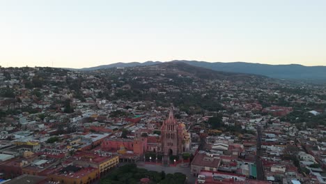 Drone-cinematically-panning-around-cathedral-in-San-Miguel-de-Allende-in-Mexico-at-sunrise