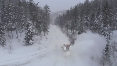 Traktor-Schneefräse-Arbeitet-Auf-Einer-Landstraße-Mit-Winterlicher-Atmosphäre