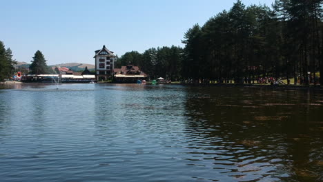 Lago-Zlatibor-Y-Restaurante-Jezero-A-Orillas-Del-Lago